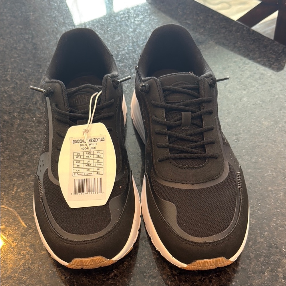 Black Sneakers with Sleek Design and Cushioned Sole